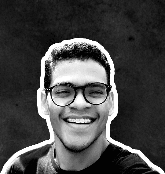 Foto de Felipe sorrindo, de óculos